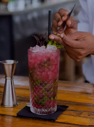 photo d'un barman réalisant un cocktail