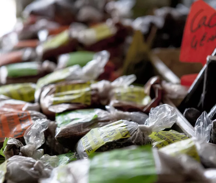 photo de sacs d'épices d'un stand sur le marché en Martinique