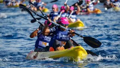 femmes qui font du kayak pour le raid des alizés