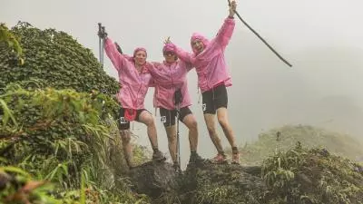 trio de femmes sous la pluie sur la montagne pelée