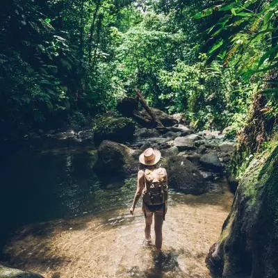 photo d'une randonneuse de dos