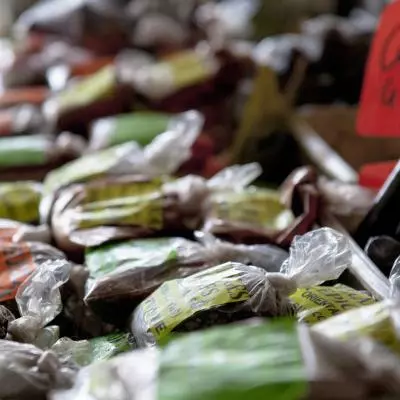 photo de sacs d'épices d'un stand sur le marché en Martinique