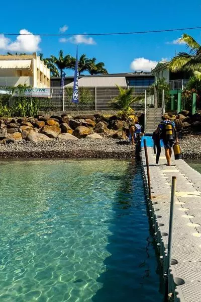 Plongeur-marchant-sur-le-ponton-flottant-ABC-Dive-formations-plongee-tous-niveaux-en-Martinique