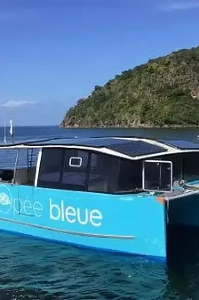 bateau electro solaire canopee bleue