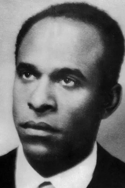photo en noir et blanc de Frantz Fanon