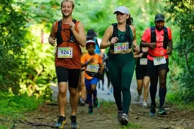 Trail en Martinique dans la nature, plusieurs coureurs adultes et enfants sont présents