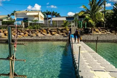 Plongeur-marchant-sur-le-ponton-flottant-ABC-Dive-formations-plongee-tous-niveaux-en-Martinique