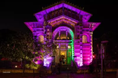 bibliothèque schoelcher illuminée