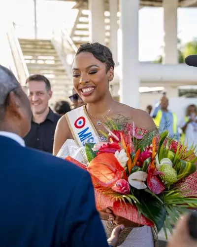 Miss France reçoit un bouquet de fleur à son arrivée en Martinique