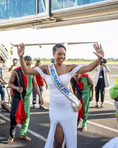 Miss France danse sur le tarmac de l'aéroport Aimé Césaire