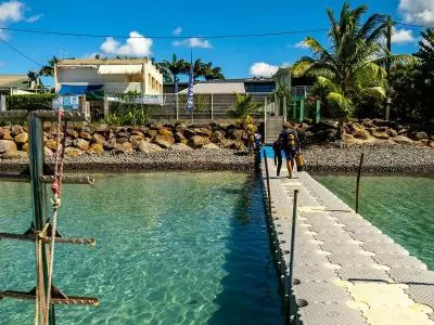 Plongeur-marchant-sur-le-ponton-flottant-ABC-Dive-formations-plongee-tous-niveaux-en-Martinique