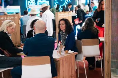 Professionnels du tourisme qui discutent