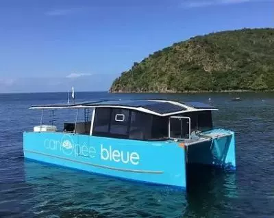 bateau electro solaire canopee bleue