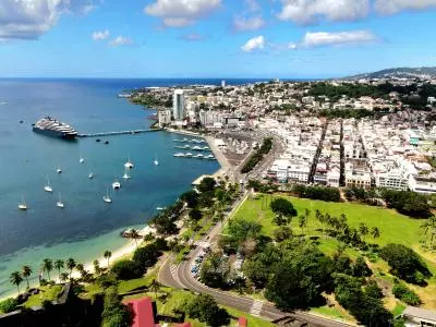 Vue aérienne sur le front de mer, plage de la Française de Fort-de-France