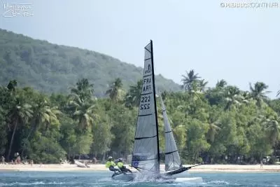 course de catamaran devant une plage de Martinique